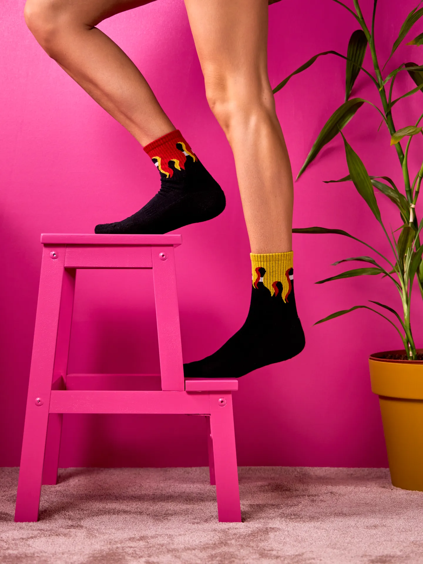 Lustige funktionelle Crewsocken On Fire - Image 4