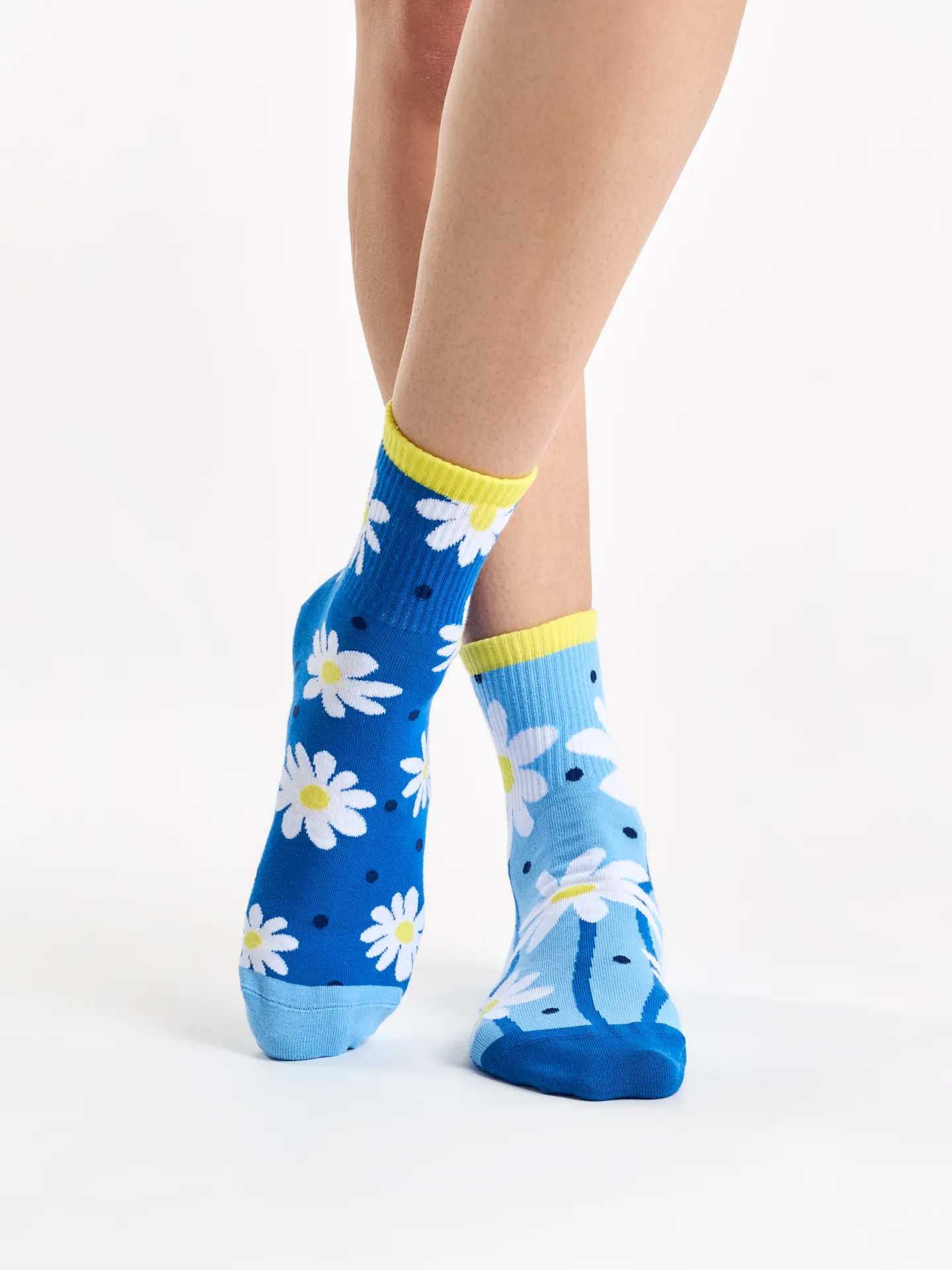 Lustige Crewsocken Gänseblümchen und Punkte - Image 2