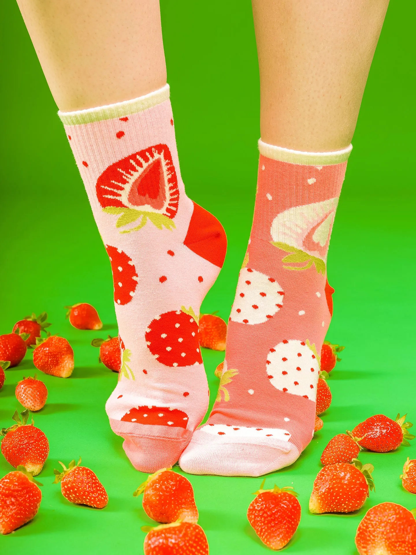 Lustige Crewsocken Süße Erdbeeren - Image 2