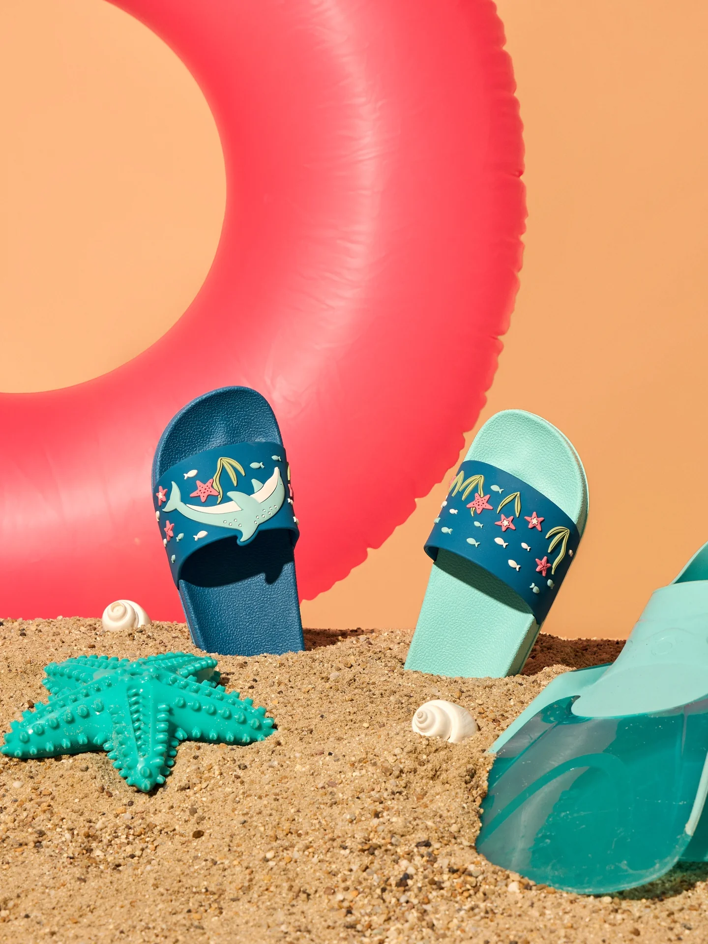 Lustige Pantoletten für Kinder Fröhlicher Delfin - Image 4
