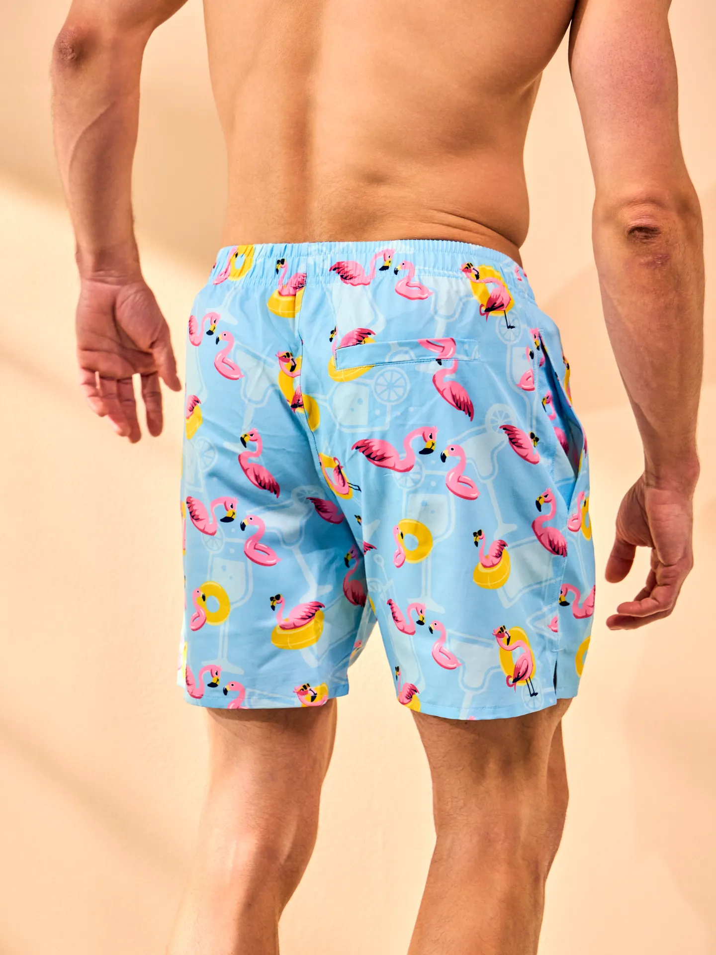 Lustige Badeshorts für Männer Flamingo im Urlaub - Image 4