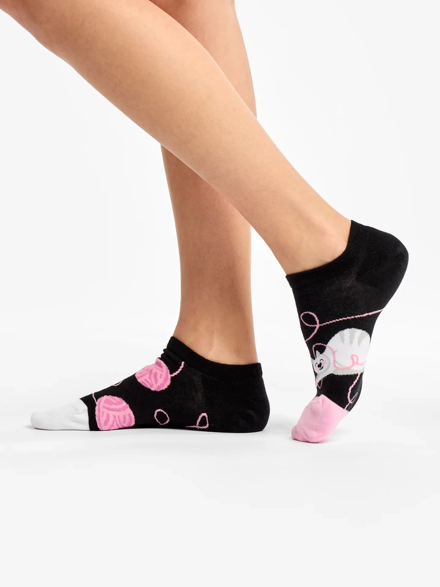 Lustige Sneakersocken Katze und Ball - Image 2