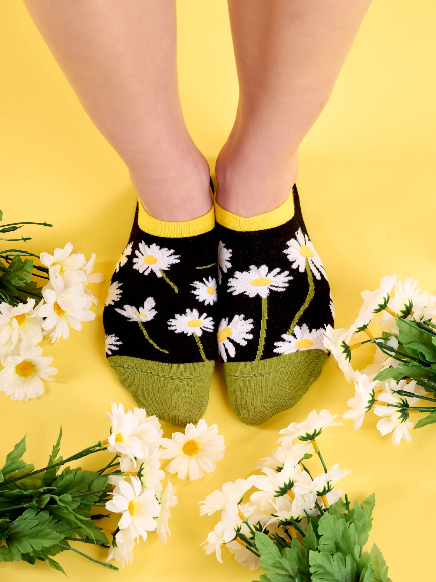 Lustige Sneakersocken Gänseblümchen in der Nacht - Image 4