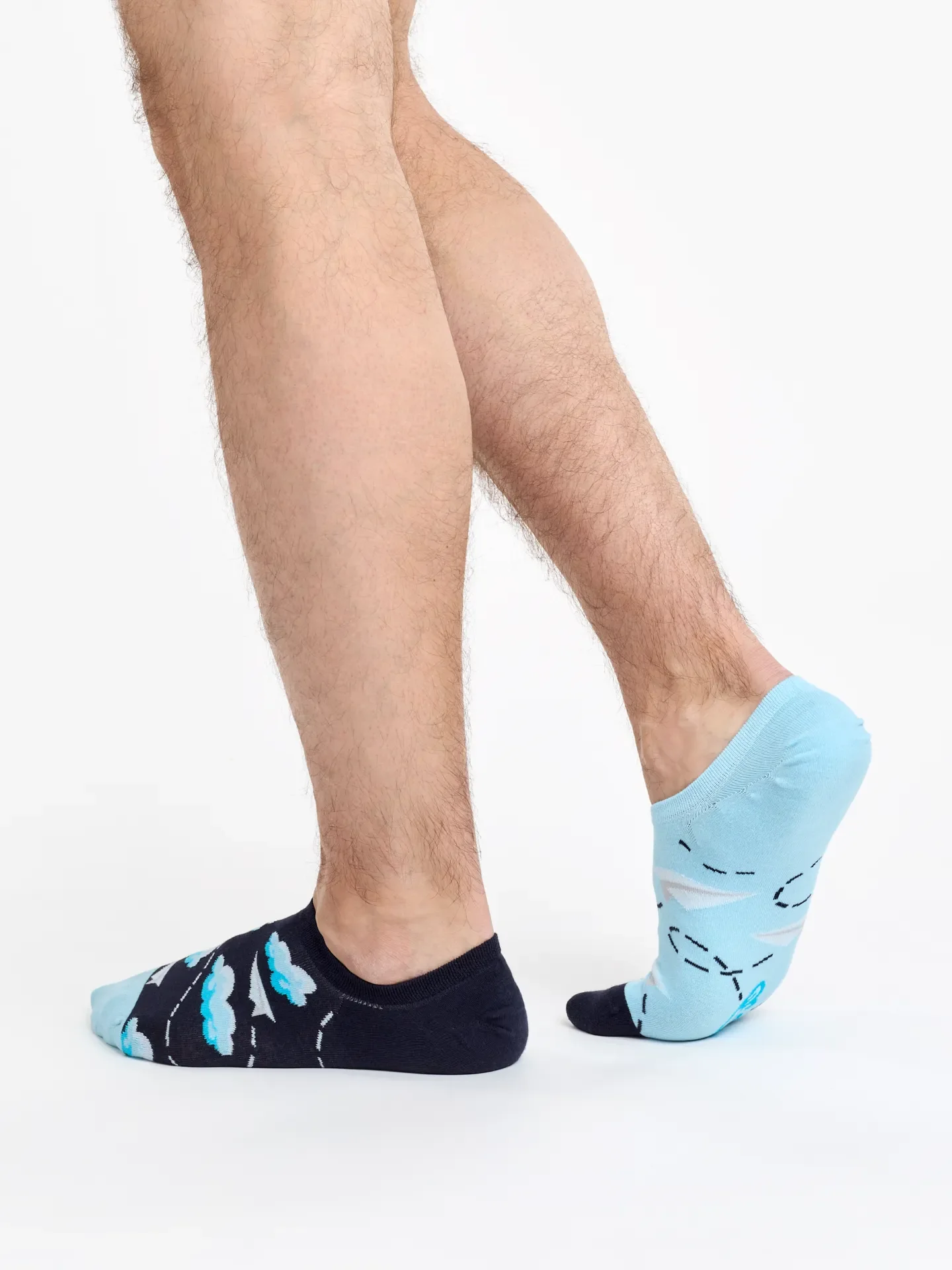 Lustige Sneakersocken Papierflugzeuge und Wolken - Image 3