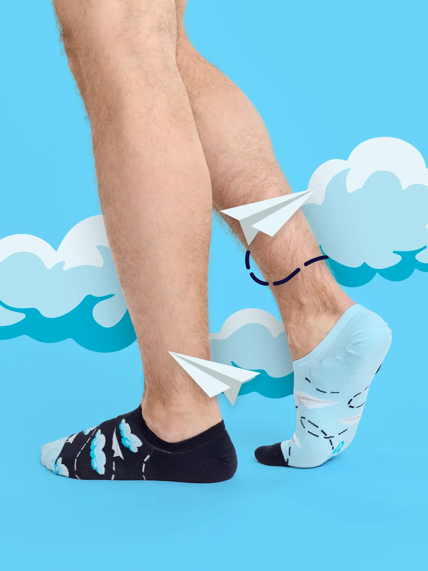 Lustige Sneakersocken Papierflugzeuge und Wolken - Image 4