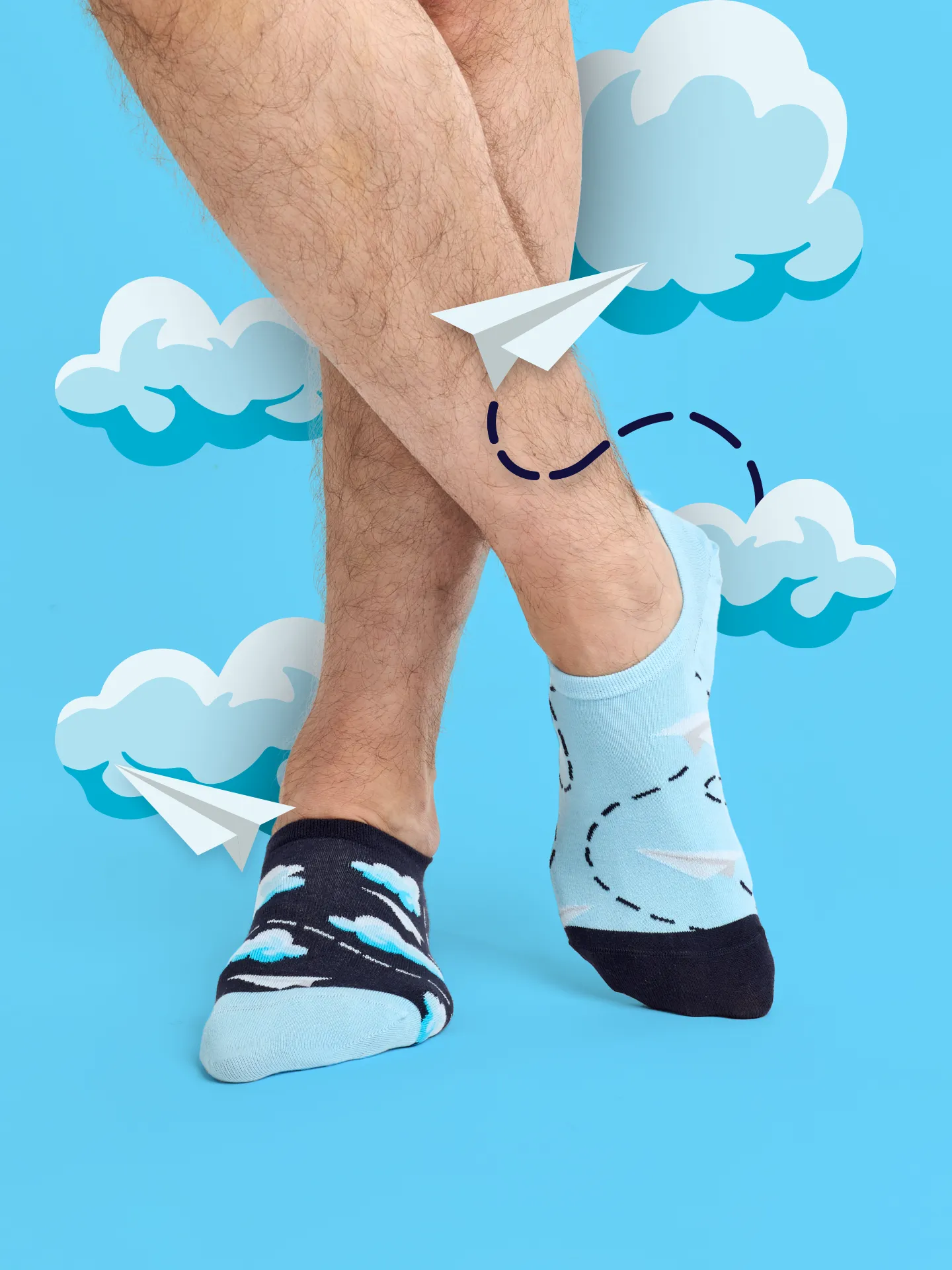 Lustige Sneakersocken Papierflugzeuge und Wolken - Image 5